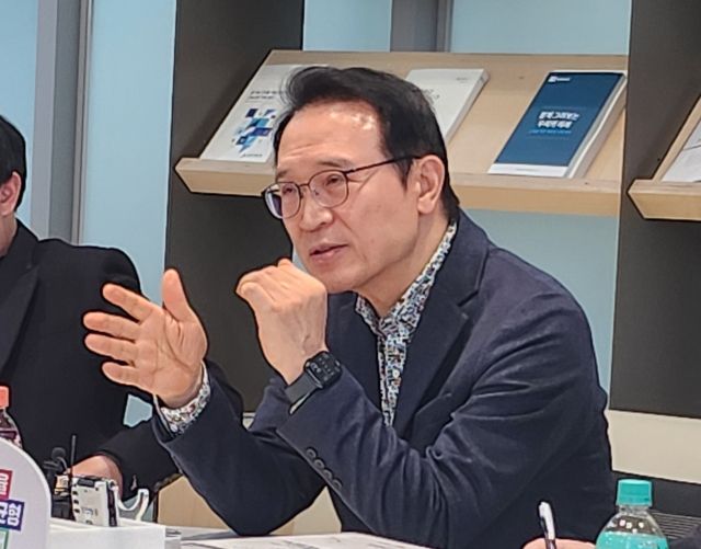 임태희 경기도교육감이 4일 경기도교육청 남부청사에서 출입기자단들과 간담회를 갖고 있다. 박화선기자