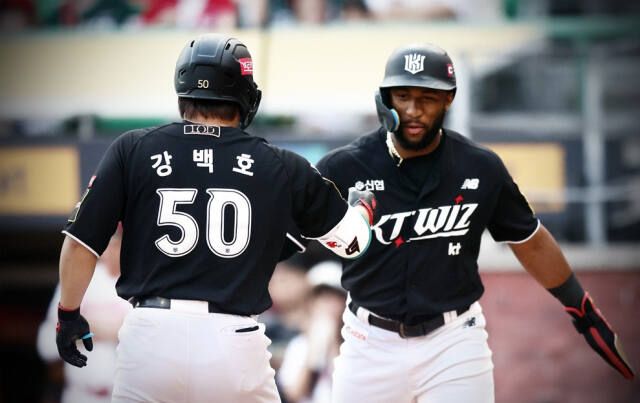 2025시즌 프로야구 KT 위즈의 ‘테이블세터’를 이룰 강백호와 멜 로하스 주니어. KT 위즈 제공