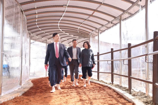 김성제 의왕시장이 직원들과 시청 소공원에 조성된 맨발걷기길을 걷고 있다. 의왕시 제공