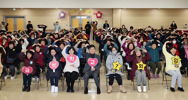 박종효 남동구청장이 인천 남동구 평생학습관에서 열린 제7회 남동글벗학교 입학식에 참석해 축하를 전했다. 인천 남동구제공