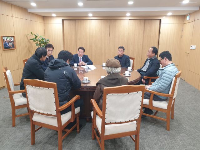 이경선 강화군 대북방송중단 대책위원장 등 강화군 주민 5명이 4일 인천시청을 찾아 유정복 인천시장, 윤백진 시 시민안전본부장과 면담을 하고 있다. 인천시 제공