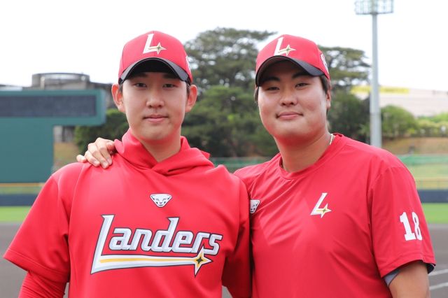 프로야구 SSG 랜더스의 스프링캠프 최우수선수로 선정된 투수 송영진(왼쪽)과 내야수 고명준. SSG 랜더스 제공