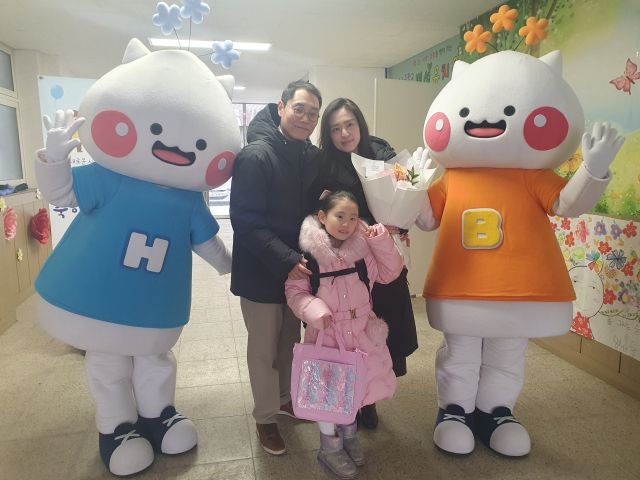 하남시 창우초등학교 입학식을 찾은 하남이와 방울이. 하남시 제공