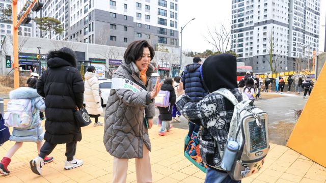 신계용 과천시장은 5일 개학기를 맞아 과천갈현초등학교 어린이보호구역에서 ‘안전점검의 날’ 캠페인을 전개했다. 과천시 제공