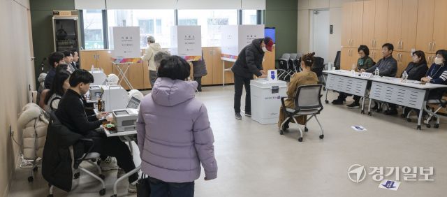 제1회 전국동시새마을금고이사장선거가 진행되고 있는 5일 오전 수원특례시 영통3동 행정복지센터에 마련된 투표소에서 유권자들이 투표하고 있다. 이번 선거는 오후 5시까지 진행되며 경기도에서는 94개 금고에서 149명의 후보가 등록, 평균 경쟁률 1.6대 1을 기록했다. 윤원규기자