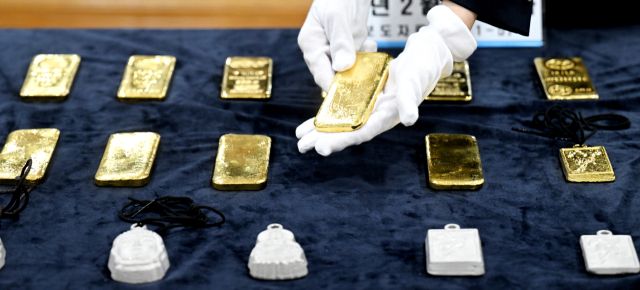 5일 인천시 인천공항세관 수출입통관청사에서 적발된 '금 밀수품'을 공개하고 있다.조병석기자