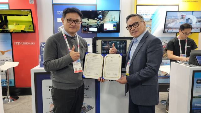 류지훈 아이디씨티 대표(왼쪽)와 Janio Sanchez Athena-tek사 대표(오른쪽)가 CES 2025에서 MOU를 한 뒤 기념 촬영을 하고 있다. 인천TP 제공