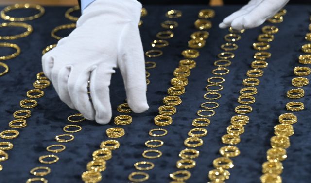 5일 인천시 인천공항세관 수출입통관청사에서 적발된 '금 밀수품'을 공개하고 있다.조병석기자