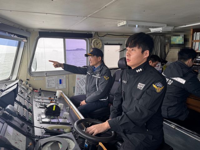 이천식 인천해양경찰서장은 5일 경비정을 타고 옹진군 덕적도 인근 해상을 점검하고 있다.