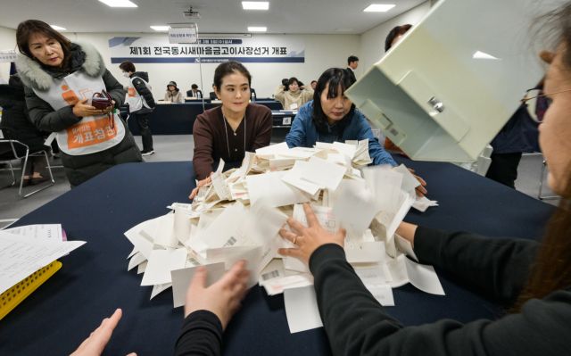 '제1회전국동시새마을금고이사장 투표일'인 5일 오후 수원시팔달구 선거관리위원회 1층에 마련된 개표장에서 개표위원과 참관인들이 투표지를 확인하고 있다. 이번 선거의 전국 투표율은 25.7%, 경기지역 투표율은 경기지역 55만4천362명 중 8만9천989명이 투표에 참여해 16.2%로 집계됐다. 윤원규기자
