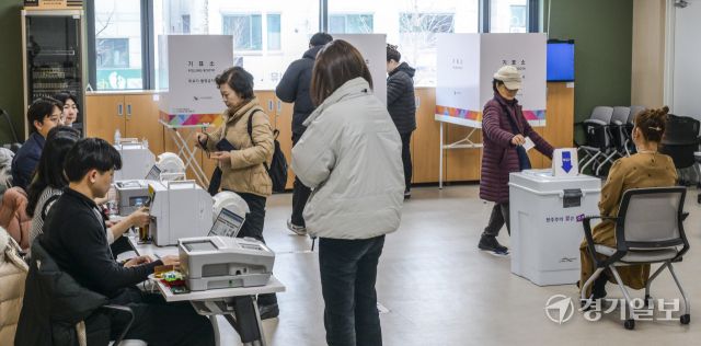 제1회 전국동시새마을금고이사장선거가 진행되고 있는 5일 오전 수원특례시 영통3동 행정복지센터에 마련된 투표소에서 유권자들이 투표하고 있다. 이번 선거는 오후 5시까지 진행되며 경기도에서는 94개 금고에서 149명의 후보가 등록, 평균 경쟁률 1.6대 1을 기록했다. 윤원규기자