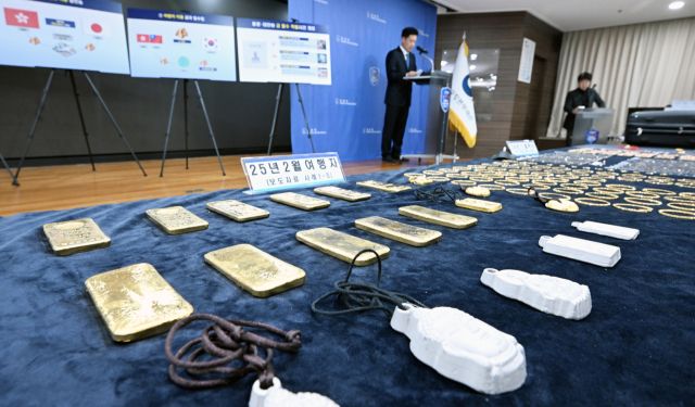 5일 관세청이 인천시 인천공항세관 수출입통관청사에서 적발한 '금 밀수품'을 공개하고 있다. 조병석기자