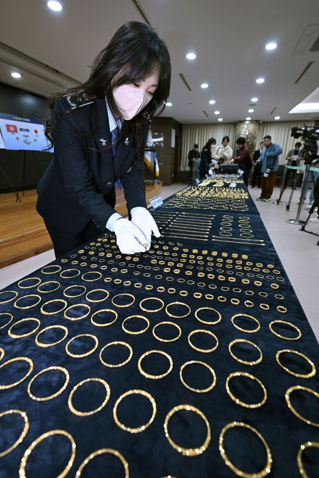 5일 인천시 인천공항세관 수출입통관청사에서 적발된 '금 밀수품'을 공개하고 있다.조병석기자