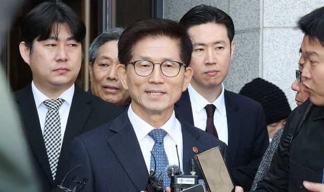 김문수 고용노동부 장관이 28일 대구 달서구 대구문화예술회관에서 열린 제65주년 2.28민주운동국가기념식에 참석한 후 기자들과 만나 질의응답을 하고 있다. 연합뉴스