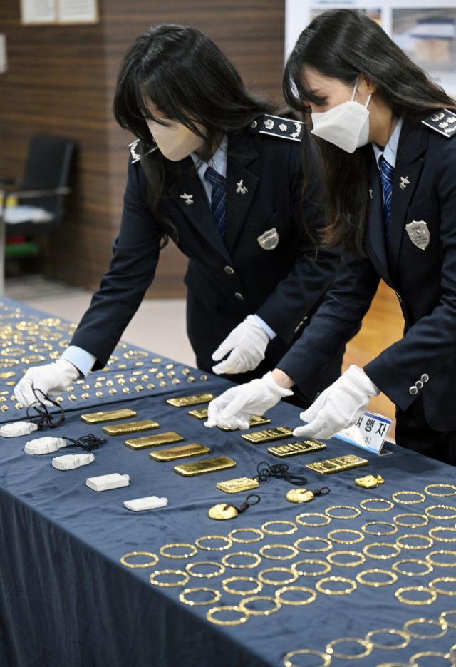 5일 인천시 인천공항세관 수출입통관청사에서 적발된 '금 밀수품'을 공개하고 있다.조병석기자