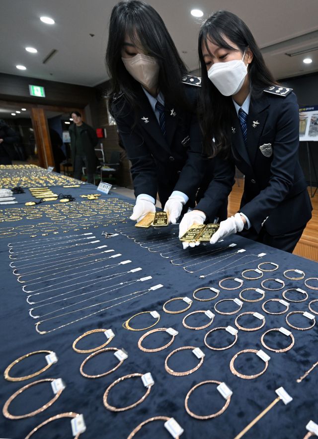 5일 인천시 인천공항세관 수출입통관청사에서 적발된 '금 밀수품'을 공개하고 있다.조병석기자