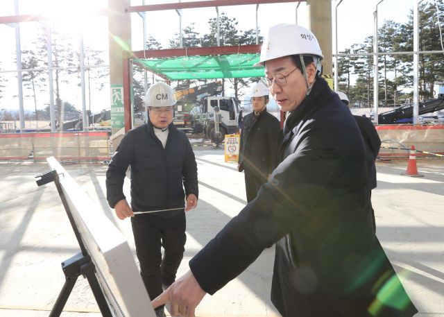 정명근 화성특례시장이 지난달 1일 화성예술의전당 공사 현장을 점검하고 있다. 화성특례시 제공