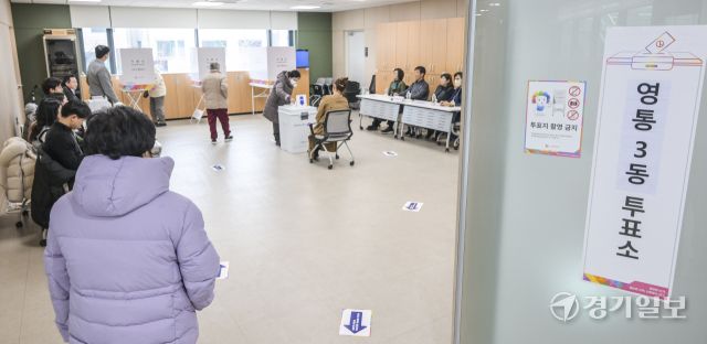 제1회 전국동시새마을금고이사장선거가 진행되고 있는 5일 오전 수원특례시 영통3동 행정복지센터에 마련된 투표소에서 유권자들이 투표하고 있다. 이번 선거는 오후 5시까지 진행되며 경기도에서는 94개 금고에서 149명의 후보가 등록, 평균 경쟁률 1.6대 1을 기록했다. 윤원규기자