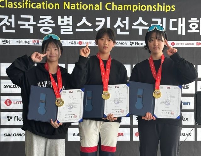 제77회 전국종별스키대회 크로스컨트리 여자 고등부 15㎞ 계주서 우승한 평택여고 B팀 선수들이 시상대에서 기념촬영을 하고 있다.경기도스키협회 제공