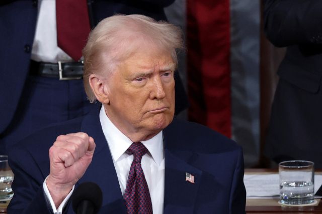 도널드 트럼프 미국 대통령이 4일(현지시간) 미국 워싱턴DC 연방의회 의사당에서 연설 도중 손짓을 해보이고 있다. 연합뉴스 로이터