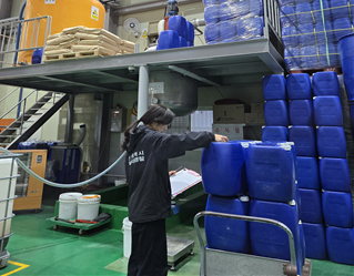 인천시 특별사법경찰이 위생용품 제조업소 및 위생물수건 처리업소를 단속 하고 있다. 인천시 제공