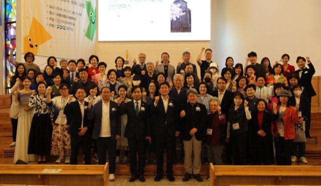 지난해 진행된 경기도 평생배움대학 5060 새롭G 한신캠퍼스 입학식 단체 사진. 한신대 제공