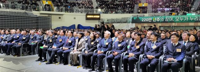 임상섭 산림청장과 국회 농림해양축산식품위원회 소속 의원 등 기관, 단체장들이 5일 서울 장충체육관에서 개최된 대한민국 산주대회에 참석했다. 유진동기자