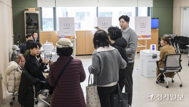 제1회 전국동시새마을금고이사장선거가 진행되고 있는 5일 오전 수원특례시 영통3동 행정복지센터에 마련된 투표소에서 유권자들이 투표하고 있다. 이번 선거는 오후 5시까지 진행되며 경기도에서는 94개 금고에서 149명의 후보가 등록, 평균 경쟁률 1.6대 1을 기록했다. 윤원규기자