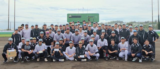 2025년 2차 스프링캠프를 마친 KT 위즈 선수단이 오키나와 이시가와야구장서 기념촬영을 하고 있다.KT 위즈 제공