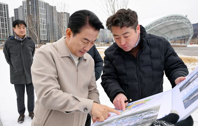 김동근 의정부시장이 5일 의정부시 고산동 복합문화융합단지 사업 현장을 점검하고 있다. 의정부시 제공