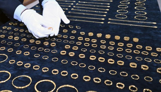 5일 인천시 인천공항세관 수출입통관청사에서 적발된 '금 밀수품'을 공개하고 있다.조병석기자