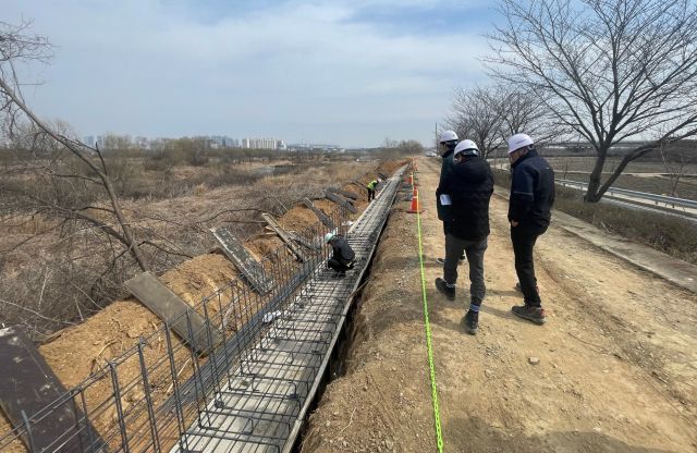 한강유역환경청과 국토안전관리원이 평택 진위천 공사현장에서 합동 안전점검을 실시하고 있다. 한강유역환경청 제공