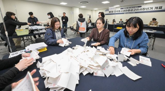 '제1회전국동시새마을금고이사장 투표일'인 5일 오후 수원시팔달구 선거관리위원회 1층에 마련된 개표장에서 개표위원과 참관인들이 투표지를 확인하고 있다. 이번 선거의 전국 투표율은 25.7%, 경기지역 투표율은 경기지역 55만4천362명 중 8만9천989명이 투표에 참여해 16.2%로 집계됐다. 윤원규기자