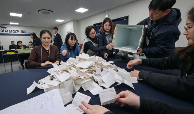 '제1회전국동시새마을금고이사장 투표일'인 5일 오후 수원시팔달구 선거관리위원회 1층에 마련된 개표장에서 개표위원과 참관인들이 투표지를 확인하고 있다. 이번 선거의 전국 투표율은 25.7%, 경기지역 투표율은 경기지역 55만4천362명 중 8만9천989명이 투표에 참여해 16.2%로 집계됐다. 윤원규기자