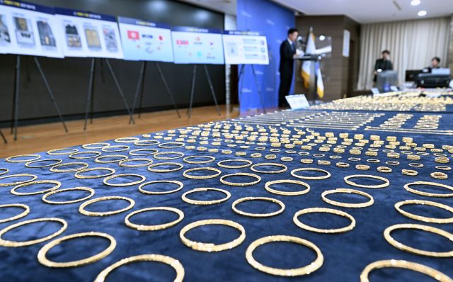 5일 인천시 인천공항세관 수출입통관청사에서 적발된 '금 밀수품'을 공개하고 있다.조병석기자