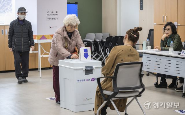 제1회 전국동시새마을금고이사장선거가 진행되고 있는 5일 오전 수원특례시 영통3동 행정복지센터에 마련된 투표소에서 유권자들이 투표하고 있다. 이번 선거는 오후 5시까지 진행되며 경기도에서는 94개 금고에서 149명의 후보가 등록, 평균 경쟁률 1.6대 1을 기록했다. 윤원규기자