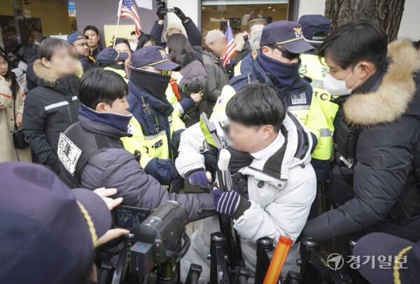 윤석열 대통령의 탄핵심판 최종 변론일인 지난달 25일 오후 서울 종로구 헌법재판소 맞은편에서 경찰과 1인집회 인원들이 대치를 하고 있다. 경기일보DB