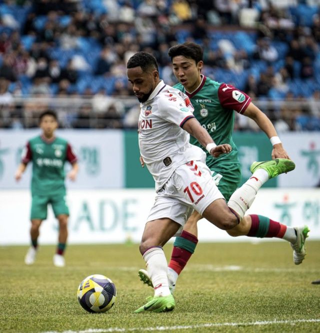 2025시즌 개막 첫 승에 목마른 프로축구 수원FC가 FC서울을 상대로 리그 마수걸이 승리에 도전한다. 사진은 지난 2일 대전 하나시티즌과 2라운드 경기 모습. 수원FC 제공