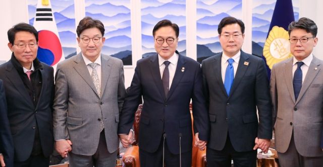 우원식 국회의장이 6일 서울 여의도 국회 의장집무실에서 열린 국정협의회에서 국민의힘 권성동 원내대표, 더불어민주당 박찬대 원내대표 등 양당 원내지도부와 기념촬영을 하고 있다. 연합뉴스