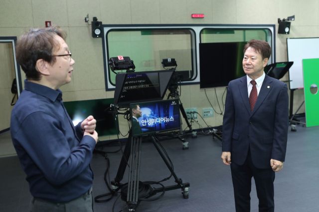 이천시의회 김재헌 의원이 이천시에 미디어센터 설립을 위한 선진 사례 탐방으로 안성시 미디어센터를 방문해 관계자로부터 설명을 듣고 있다. 이천시의회 제공