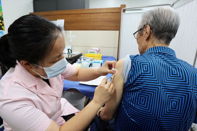인천 남동구의 한 어르신이 대상포진 무료 예방접종을 맞고 있다. 남동구 제공