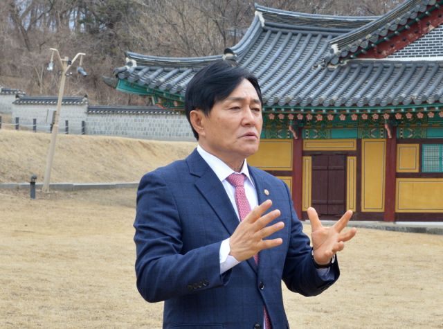 박용철 강화군수가 지난 2월25일 고려궁지에서 박물관의 필요성에 대해 설명하고 있다. 강화군 제공