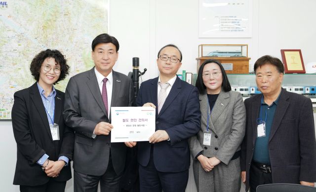 방세환 광주시장(왼쪽 두번째)이 윤진환 국토교통부 철도국장(가운데)에게 경강선 연장 철도사업 등 철도 현안 건의서를 전달하고 있다. 광주시 제공