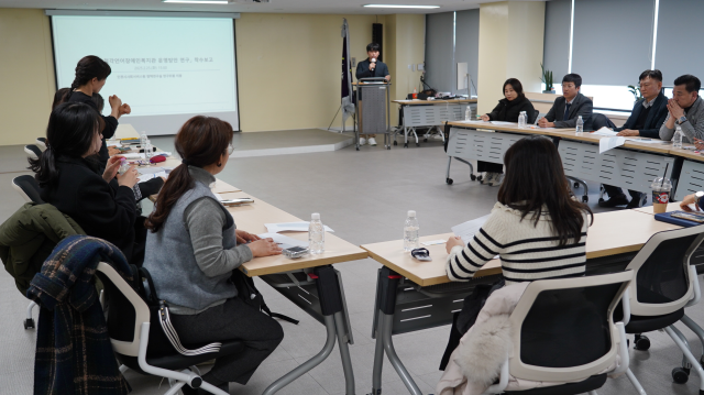 이웅 인천시사회서비스원 정책연구실 연구위원이 최근 ‘인천시 청각·언어장애인복지관 운영방안 연구’ 착수보고를 하고 있다.