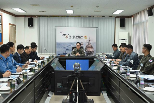 6일 2함대 본청 대회의실에서 전반기 꽃게성어기 대비 협업회의가 진행되는 가운데 유관기관 관계관들이 협력방안을 논의하고 있다. 해군2함대사령부 제공