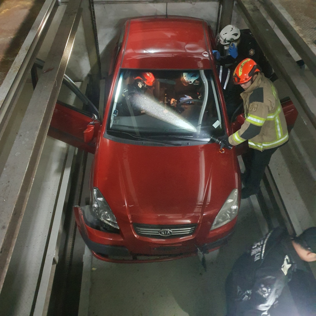 지난 5일 오후 인천 계양구 효성동 한 교회 지하 기계식 주차장에서 승용차가 추락하는 사고가 났다. 사진은 사고 현장 모습. 인천소방본부 제공