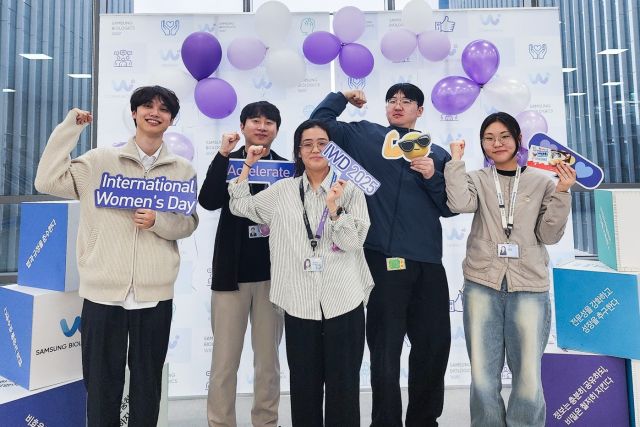 삼성바이오로직스 임직원들이 세계 여성의 날 공식포즈 사진촬영 캠페인에 참여하고 있다. 삼성바이오로직스 제공