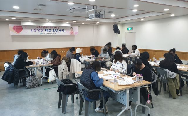 인천 미추홀구보건소가 최근 보건소에 등록된 임신부들을 대상으로 ‘미술 태교 교실’을 운영하고 있다. 보건소 제공