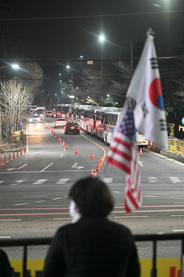 7일 법원이 윤석열 대통령의 구속취소를 인용했지만, 해가 저물도록 검찰의 입장 발표 등 조치는 없었다. 이날 오후 7시 40분께 의왕시 서울구치소 앞 대로변에서 지지자들이 그의 석방을 애타게 기다리며 신속한 석방을 촉구하고 있다.조주현기자