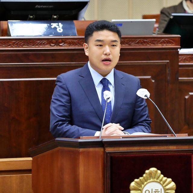 한채훈 의왕시의원이 최근 열린 제309회 임시회 제2차 본회의에서 ‘경기도 기초지방자치단체 마을버스 재정분담 촉구 건의안’을 대표 발의하고 있다. 의왕시의회 제공